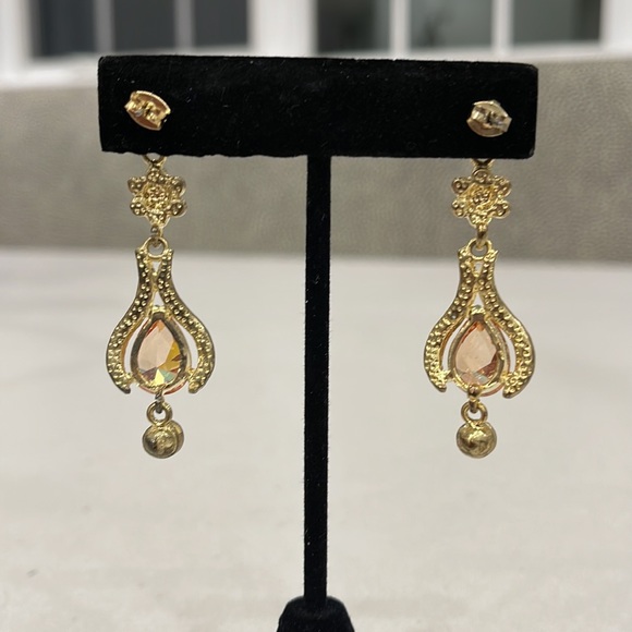 Amuse gold tone chandelier earrings with peach and topaz crystals - Picture 5 of 8